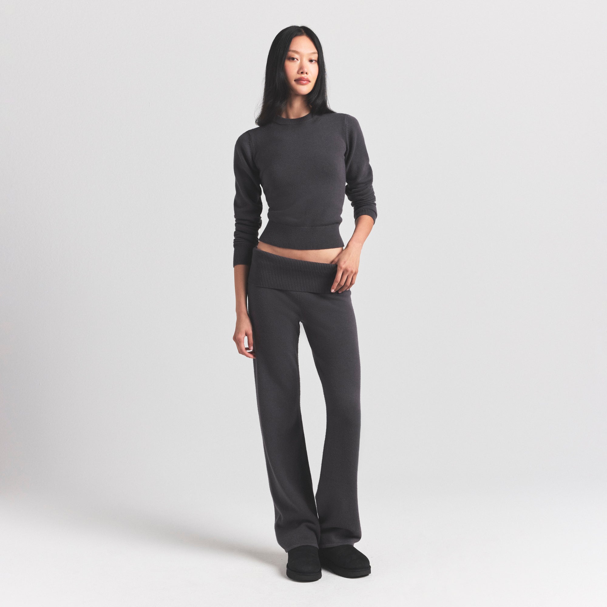 RIBBED LONG SLEEVE FITTED CREW NECK